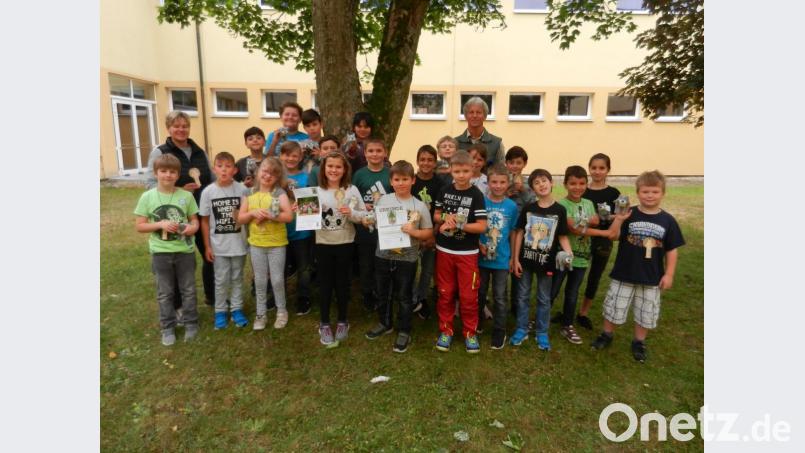 Die 3. Klasse der Grundschule Pressath freut sich über ihre Auszeichnung. Bild: nn