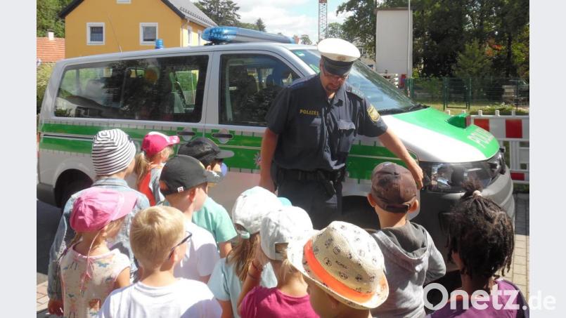 Polizeihauptmeister Carsten Landgraf besucht die Vorschulkinder des Herz-Jesu-Kindergartens und bereitet sie auf dem Schulweg vor. Bild: mez