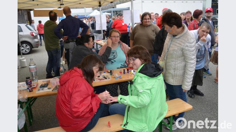 Neues Outfit beim Schminken. Bild: fz