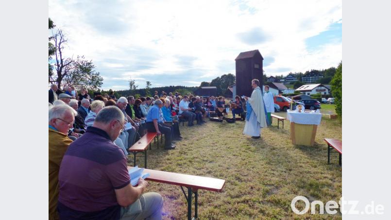 Den Gottesdienst am Lichtkreuz in Pfaben zelebrierte Pfarrer Martin Besold. Bild: njn