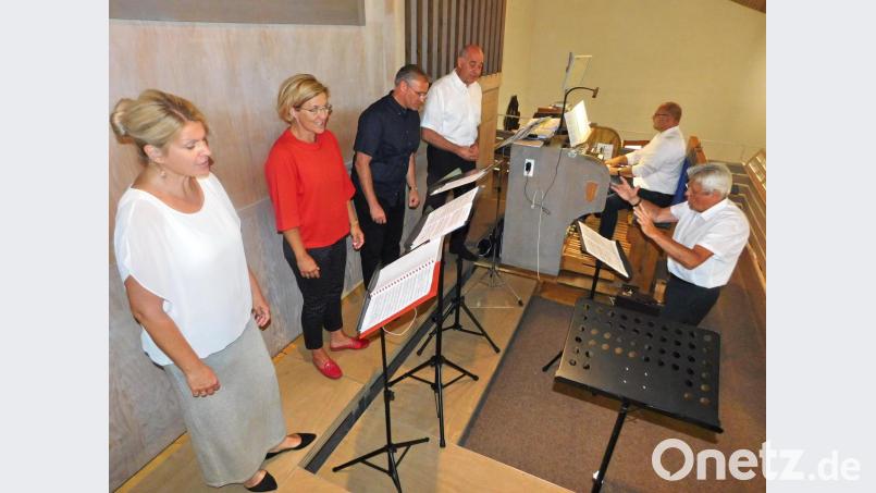 Josef Zaglmann (rechts) dirigierte Sandra Weber, Cordula Stiegler, Thomas Stiegler, Christian Kick und Hubert Köhler (an der Orgel). Bild: jzk