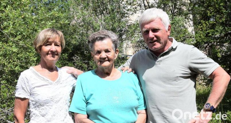 Hedwig Hauer (Mitte) mit Tochter Dagmar und Schwiegersohn Jochen Jeziorowski. Bild: bö