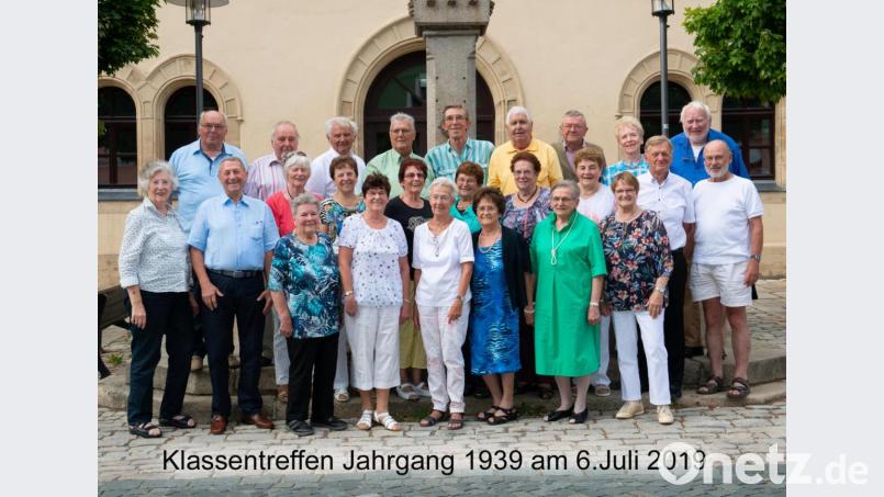 Beim Klassentreffen versammelte sich der Geburtsjahrgang 1939 vor dem Brunnen zu einem gemeinsamen Gruppenfoto. Bild: jzk