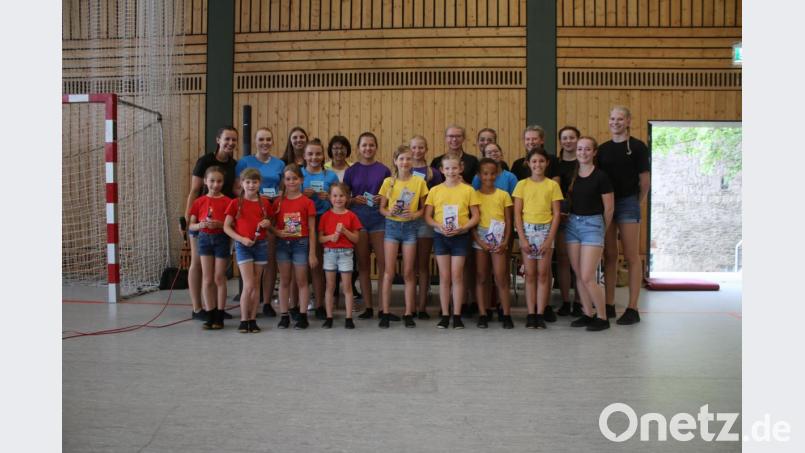 Leiterin Tina Neuber (hinten links) und ihre Trainerinnen zeichneten die Tänzerinnen mit dem meisten Trainingsfleiß aus. Bild: sne
