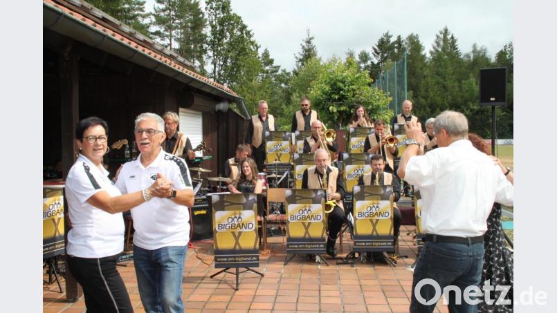 Erstklassigen Bigband-Sound präsentierte die &quot;OM Bigband&quot; beim musikalischen Frühschoppen der ASV-Tennisabteilung und des Hauptvereins. Bereits in der zweiten Runde schwangen nicht nur ASV-Vorsitzender Juan Villas und Ehefrau Renate das Tanzbein. Bild: prh