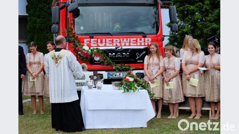 Pfarrer Englhard spart nicht mit dem Weihwasser bei der Fahrzeugsegnung. Bild: wlr