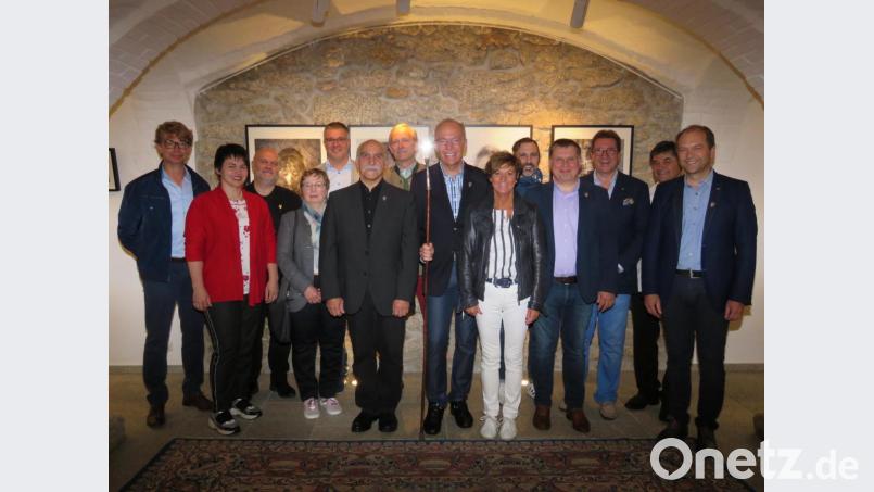 Der Vorstand des Rotary-Clubs Stiftland (von links) Peter Andritzky, Johanna Zintl, Peter Brückner, Elvira Leonhart-Heinrich, Christian Schönberger, Jeff Beer, Bertold von Lindenfels, Uschi Huber, Thomas Franz, Michael Pappenberger, Hubert Rustler und Hans-Jörg Schön gratulierte Wolfgang Gropengießer (Mitte mit Stab) herzlich zur Präsidentenwahl. Bild: ubb