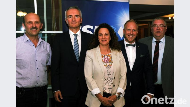 Clemens Schädel, Vorsitzender des CSU-Ortsverbands Kemnath am Buchberg, MdL Harald Schwartz, Nicole und Marcus Eichenmüller sowie Bürgermeister Sepp Reindl (von links). Bild: gfr