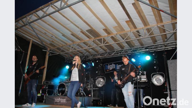 Mit einer Mixtur aus den 80er, 90er und 2000er Jahren, aktuellen Charthits und Partykrachern begeisterte die Band „highline“ die Oberviechtacher Bürgerfestgäste. Bilder: frd Bild: frd