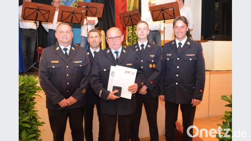 Neuer Ehrenvorsitzender und Träger der Träger der Bayerischen Feuerwehrehrenmedaille ist Albert Gilch (Mitte). Bild: fz