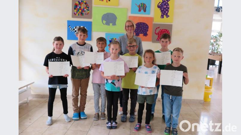 Rektorin Christine Wiesend gratulierte Leni Sertl, Valentin Schmidt, Noah Kirchberger, Elisa Bodner, Felix Trastl, Fiona Richardson, Max Schmalz und Finn Vollath (von links) zur ihren Ehrenurkunden. Nicht im Bild sind Emilia Müller und Hannes Huslig. Bild: jzk
