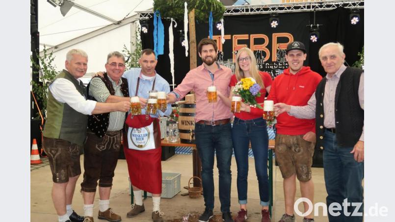 Auf einen guten Festverlauf wird fröhlich angestoßen (von links): Dolmetscher Franz Zeilmann, Bürgermeister Norbert Bücherl, Colonel Charles Jaquillard, Festwirt Max Winkler, Oberkirwapaar Helena Häring und Jakob Kummer und Zweiter Bürgermeister Helmut Klier. Bild: rha
