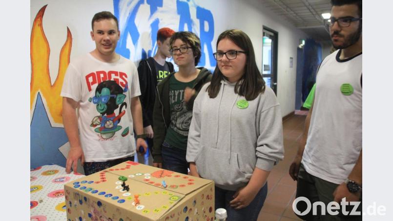 Wer würfelt die höchste Punktzahl und kommt am schnellsten voran bei der Klimachaosralley? Die Gruppe (von links) von Anton, Anna, Marina und Hamzeh sicherte sich am Ende den ersten Platz. Bild: kmo