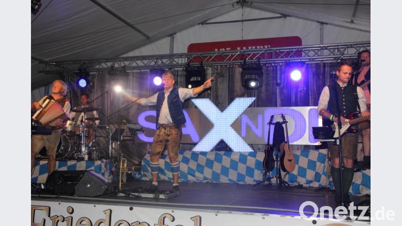 Die niederbayerisch-oberpfälzer Band &quot;Saxndi&quot; sorgte für eine prächtige Gaudi-Performance im Festzelt der Schwarzenbacher Feuerwehr. Bild: kro