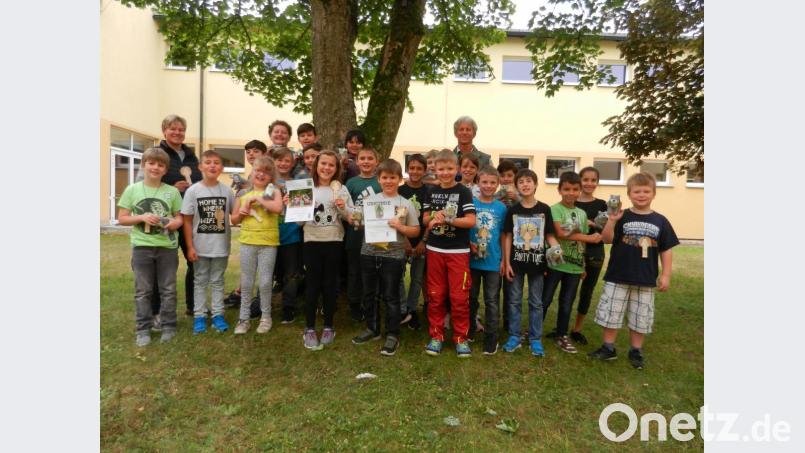 Die 3. Klasse der Grundschule Pressath freut sich über ihre Auszeichnung. Bild: nn
