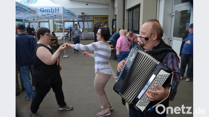Zu Fiedlers Musik wird schon vormittags fleißig getanzt. Bild: fz