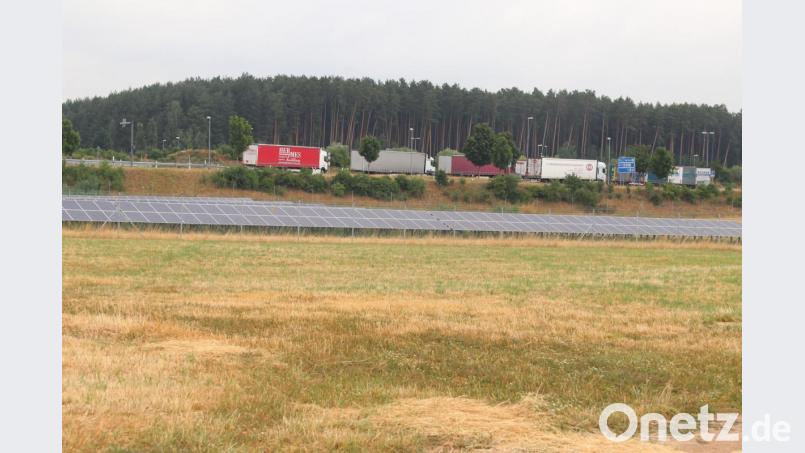 Im Dezember hat die Bemo diese Solaranlage bei Schmidgaden an der A 6 übernommen. Damit will sie heuer auf deutlich über acht Millionen Kilowatt erneuerbare Energie kommen. Bild: ral