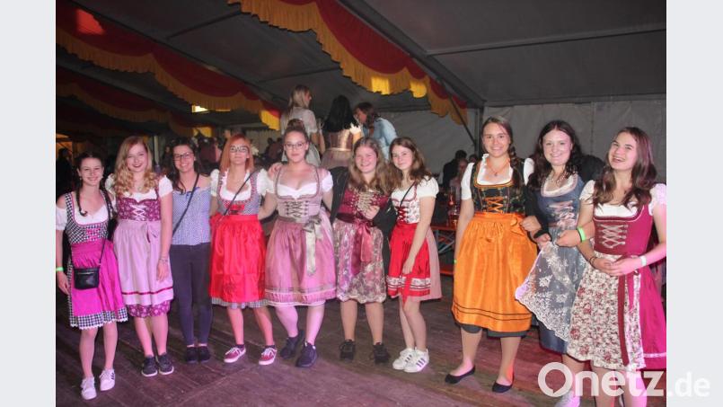 Party pur war auf der Tanzfläche angesagt, dafür sorgten auch diese Mädels, alle in tollen Dirndls ausstaffiert. Bild: kro
