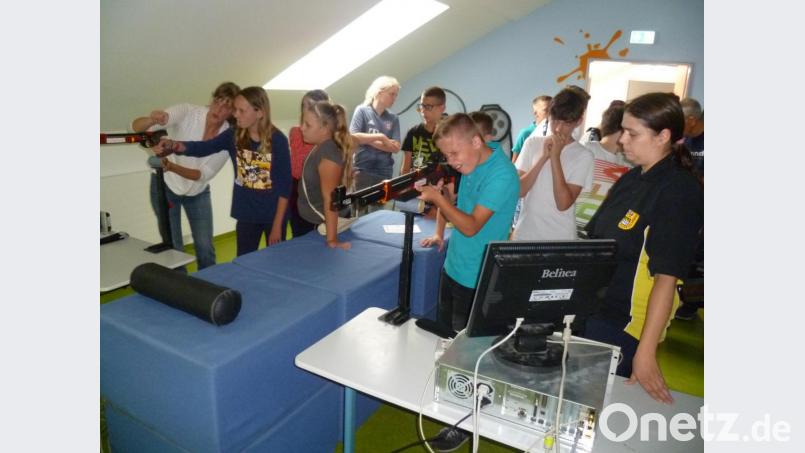 Moderne Lasertechnik kam beim angebotenen Schießen mit Luftgewehr und Luftpistole zum Einsatz. Die Ausrüstung dafür stellte die Feuerschützengesellschaft Amberg zur Verfügung. Bild: usc