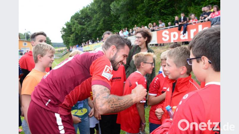 Die Autogramme der Spieler des SSV Jahn Regensburg sind nach dem Match sehr gefragt. Bild: bey