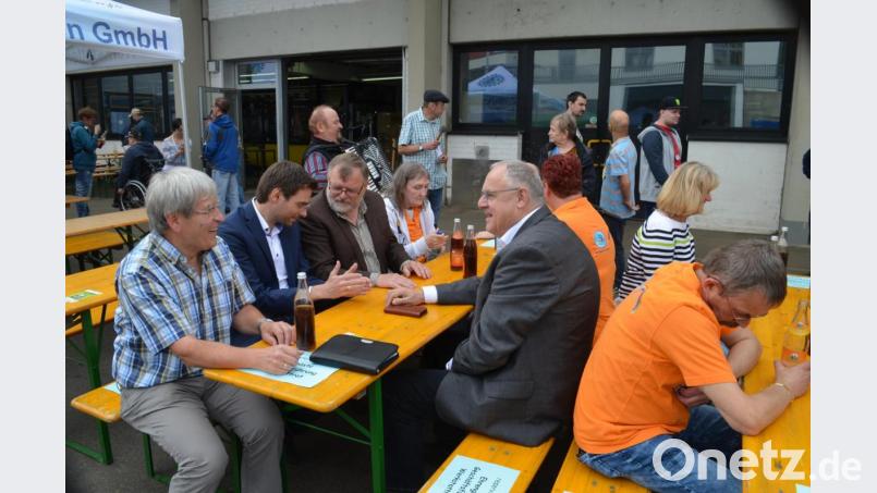 Aufsichtsratsvorsitzender Johann Bock, Landtagsabgeordneter Stephan Oetzinger, Vorstandsvorsitzender Helmut Dörfler und Bezirkstagspräsident Lothar Höher (von links) im Gespräch. Bild: fz