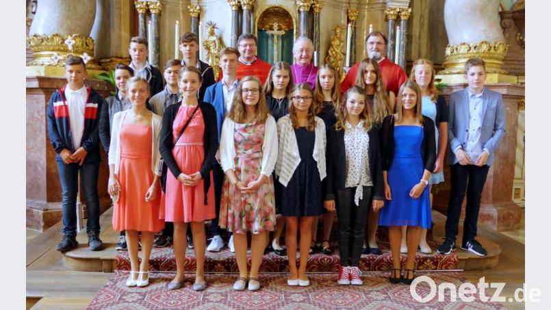 Die Michelfelder Firmlinge mit Diakon Franz-Josef Reck, dem Firmspender, Regionaldekan Josef Zerndl, und Ortspfarrer Markus Flasinski (hinten, von rechts). Bild: csl
