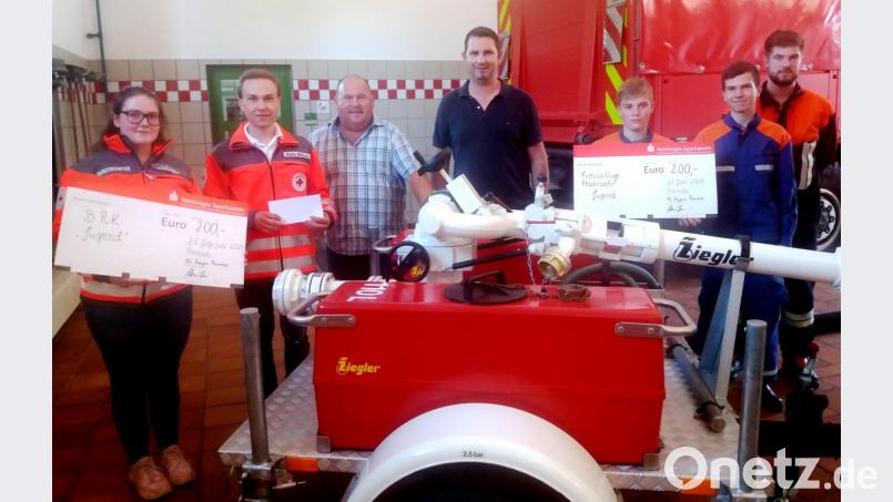 Je 200 Euro übergaben Konrad Merkl und Christian Marzi (Zweiter und Dritter von links) im Namen des FC-Bayern-Fanclubs an Pressather Rotkreuzjugend und Jugendfeuerwehr. Bild: bjp Bild: bjp