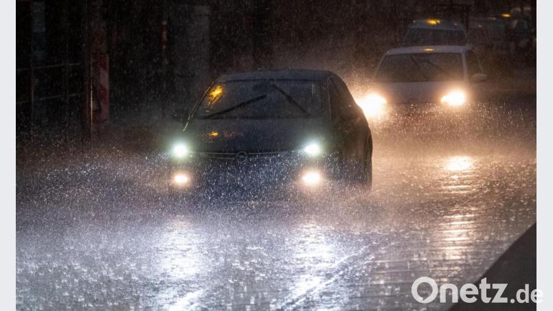 Starkregen (Symbolbild) hat am Freitag und Samstag zu drei Unfällen auf der A6 geführt. Symbolbild: Peter Steffen/dpa