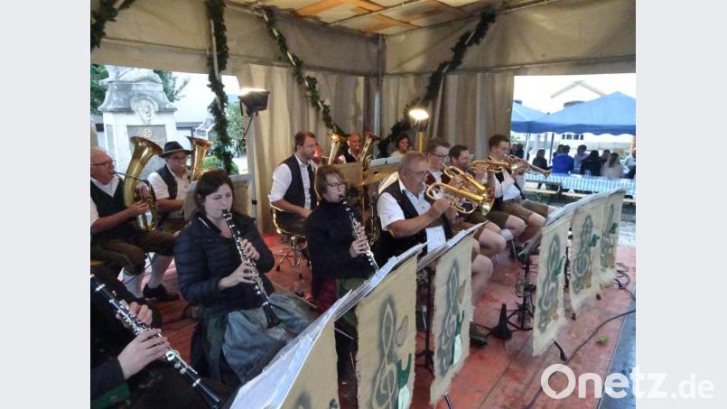 „Die böhmischen Dreizehn“, ein Ensemble aus der Stadtkapelle, gaben am Marktplatz den Ton an Bild: hm