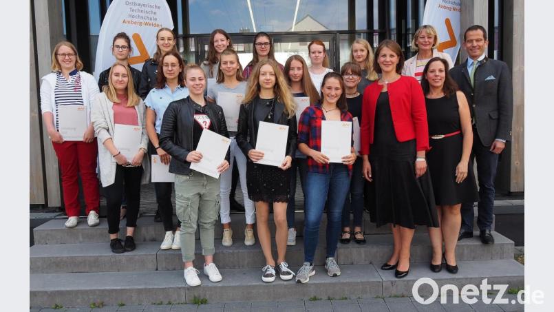 Teilnehmerinnen und Projektbetreuer beim Abschluss des Mint-Mädchen-Projekts. Mit dabei auch OTH-Präsidentin Andrea Klug und Bundestagsabgeordneter Albert Rupprecht (hinten, Zweite und Erster von rechts). Bild: Bühner