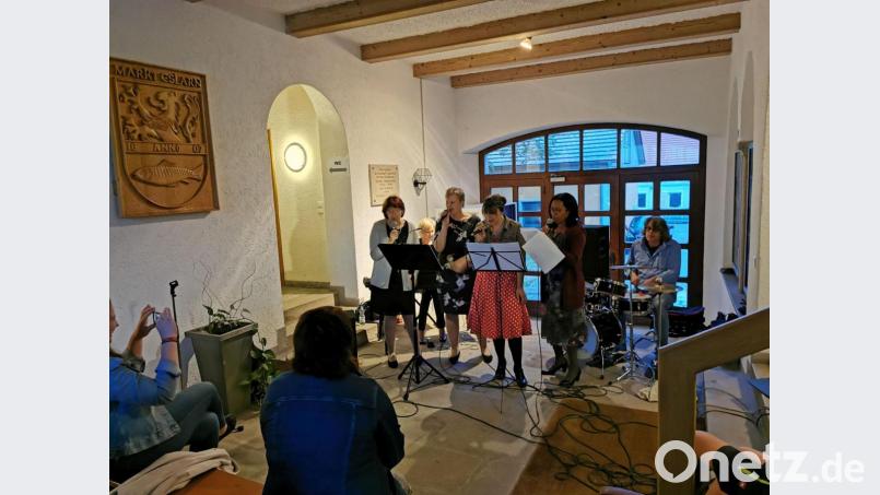 Abschließend bieten Irmgard Forster, Alexandra Bucko, Ulrike und Miriam Schwab, Paulette Siegl und Schlagzeuger Jürgen Rohr das international bekannte Lied &quot;Lollipop&quot;. Bild: gz