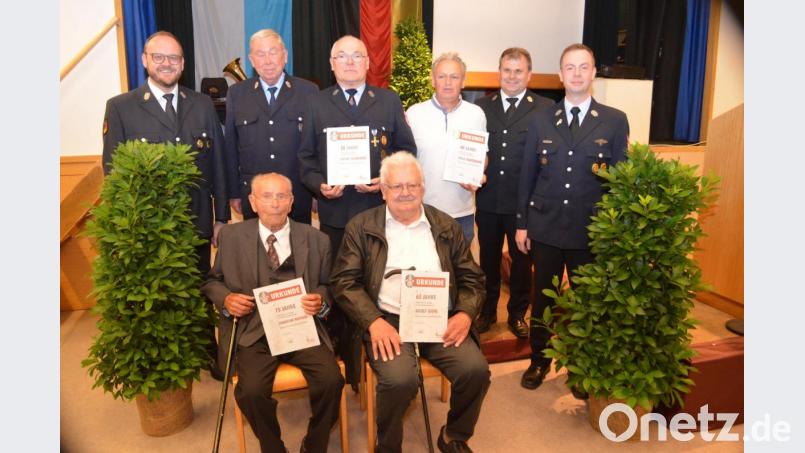 Emmeram Merther ist die Hälfte der 150 Jahre Mitglied in der Feuerwehr, Adolf Giehl seit 65 Jahren (sitzend von links). Ehrenschirmherr und Landrat Andreas Meier (links) sowie Schirmherr und Bürgermeister Karlheinz Budnik (zweiter von rechts) sind beeindruckt und gratulieren zusammen mit Vorsitzendem Christian Münchmeier auch den weiteren Geehrten. Bild: fz