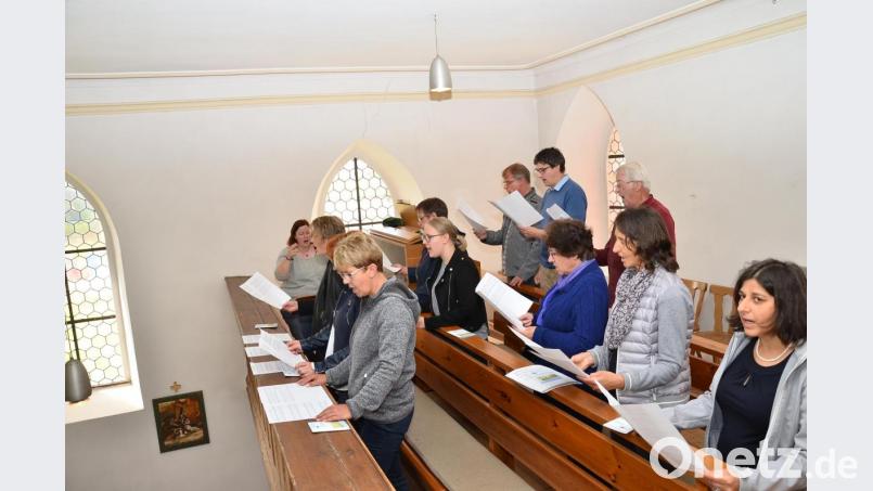 Der Chor Vivace aus Vohenstrauß übernimmt unter Leitung von Christina Ponader die musikalische Mitfeier des Festgottesdienstes. Bild: fjo
