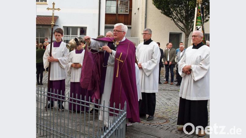 Pfarrer Gottfried Schubach segnete das Ehrenmal und gedachte aller, die durch Krieg und Terror, durch Unfall oder Katastrophen aus dem Leben gerissen wurden. Bild: sön