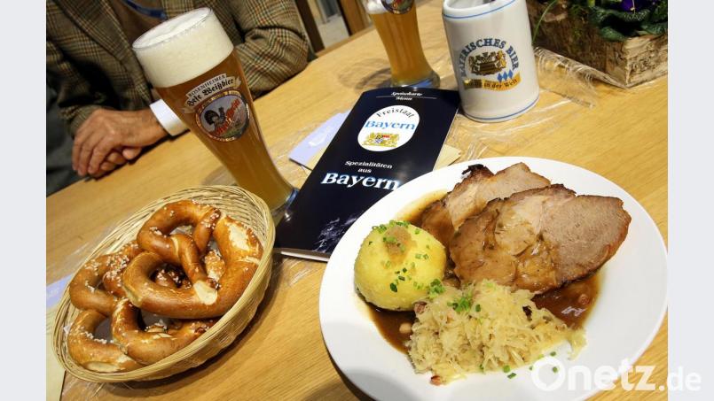 Schweinebraten mit Knödeln, Brezen und ein Weizen - das schmeckt ja eigentlich nur in bayerischen Wirtshäusern Bild: Wolfgang Kumm/dpa