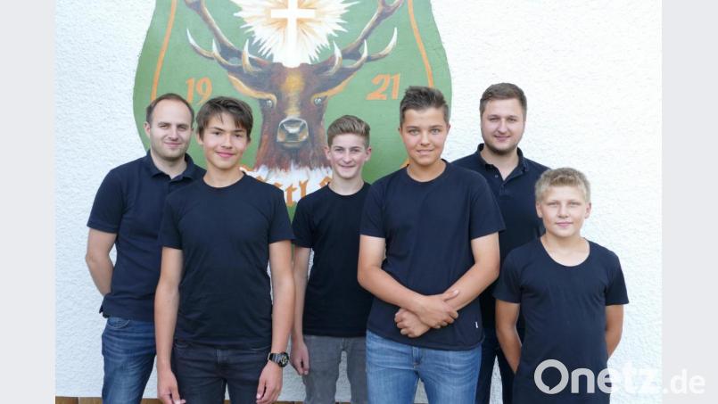 Die erfolgreichen Nachwuchsschützen dürfen sich auf einen Start bei den Deutschen Meisterschaften in München-Hochbrück Ende August freuen:
Christian Landgraf, Fabian Plannerer, Hannes Reger sowie Sebastian Pühl (von links) mit ihren Trainern Lukas Haberkorn (hinten links) und Fabian Böhm (hinten rechts) Bild: rwo