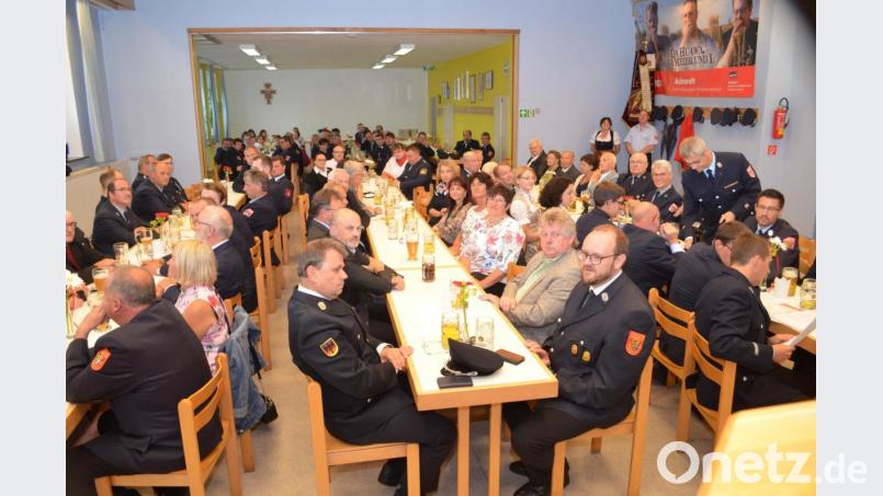 Viele Gäste und Mitglieder im Pfarrheimsaal beim Ehrenabend. Bild: fz