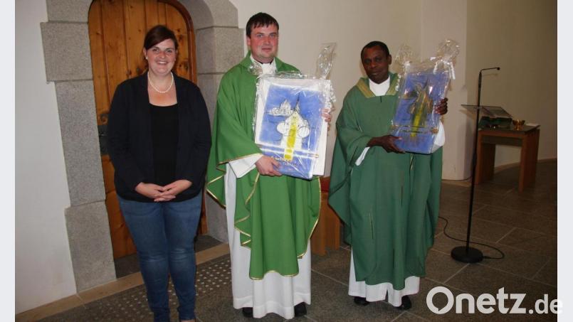 Mit einem gläsernen Dankeschön, verbunden mit einem Gruß aus Falkenberg, bedankte sich Pfarrgemeinderatssprecherin Carolin Lindner, auch im Namen der Kirchenverwaltung, für die Zusammenarbeit in der Pfarrei. Bild: wro