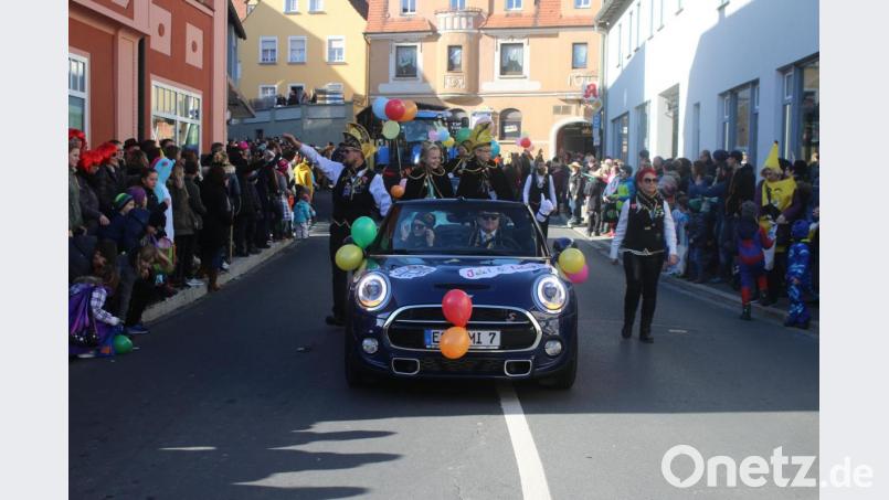 Den Faschingszug in Pressath im offenen Cabrio anführen: Dieser Traum kann jetzt für zwei Prinzenpaare wahr werden. Bild: sne