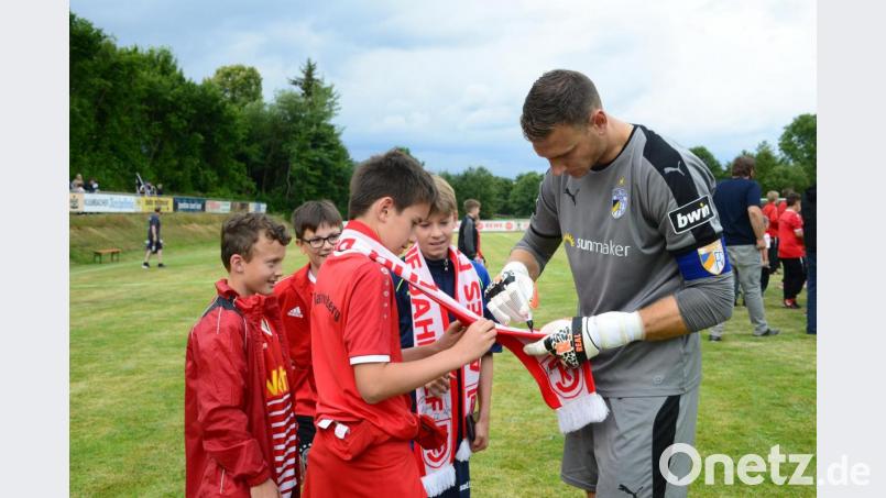 Die Autogramme der Spieler von FC Carl Zeiss Jena sind nach dem Spiel auch gefragt. Bild: bey