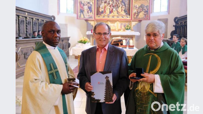 Im Auftrag des Diözesanbischofs überreichten Dekan Thomas Jeschner und Vikar Paul Ezenwa an Herbert Körper (Bildmitte) die "Bischof-Johann-Michael-von-Sailer-Medaille". Mit der Auszeichnung würdigte Bischof Rudolf die Leistungen des Geehrten als langjähriger Pilgerführer der Gößweinstein-Wallfahrt. Bild: do