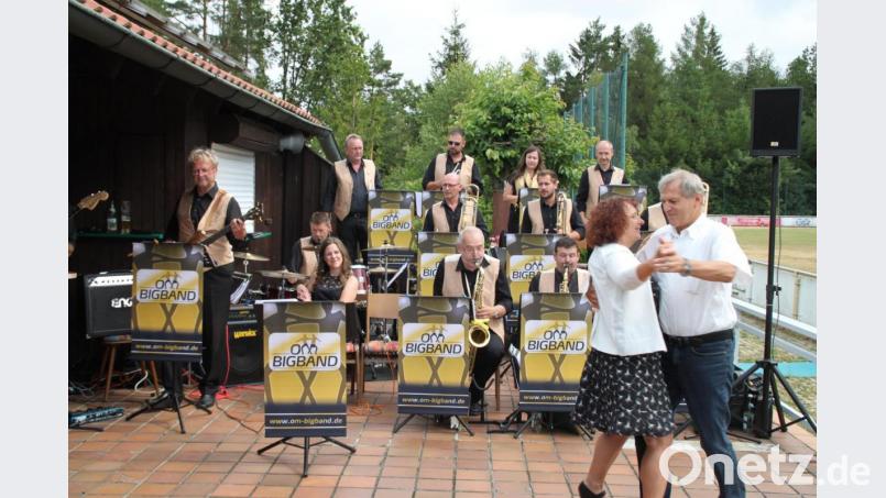 Erstklassigen Bigband-Sound präsentierte die &quot;OM Bigband&quot; beim musikalischen Frühschoppen der ASV-Tennisabteilung und des Hauptvereins. Bereits in der zweiten Runde wurde zu feiner Tanzmusik das Tanzbein geschwungen. Bild: prh