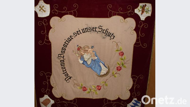 "Patrona Bavariae - sei unser Schutz" die Rückseite der Fahne zeigt die Bedeutung der Patronin der Kirche in der Ortsmitte für den Verein. Bild: mmj