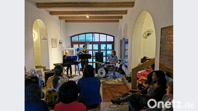 Die Serenade eröffnen die Musiklehrer Alexandra Bucko am Klavier, Julia Lang mit der Querflöte und Jürgen Rohr am Schlagzeug. Bild: gz