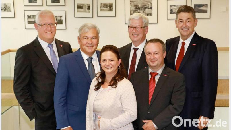 Das neue und wiedergewählte Präsidium der Handwerkskammer besteht aus Präsident Dr. Georg Haber (rechts) und seinen Stellvertretern (von links) Richard Hettmann, Gerhard Ulm, Kathrin Zellner, Karl-Heinz Moser und Christian Läpple. Bild: Graggo/Handwerkskammer