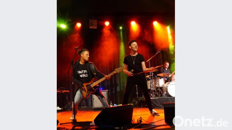 Markus Engelstädter und seine Band ließen die unvergleichliche Musik der Gruppe „Queen“ in der Schwarzachtalhalle aufleben. Über 500 begeisterte Fans klatschten, trampelten, tanzten und sangen mit den exzellenten Musikern. Bild: weu