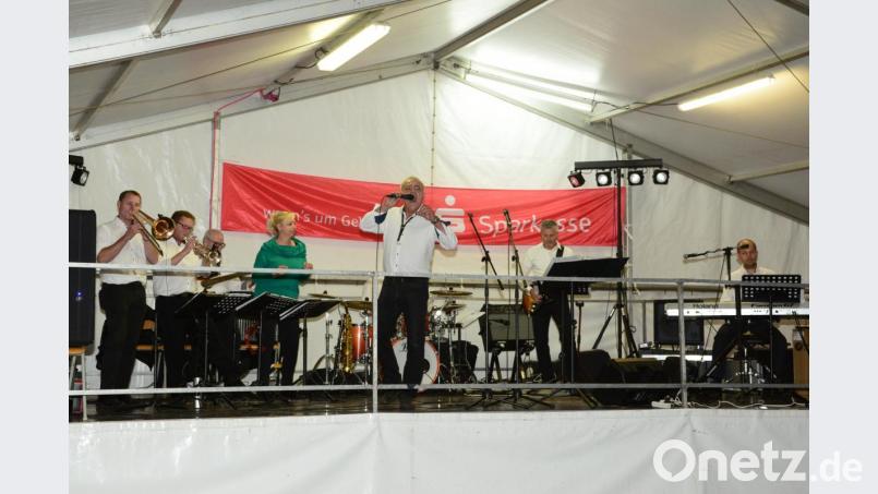 Die &quot;Dance Band Pilsen&quot; begeistert bei ihrem Auftritt mit vielen Showeinlagen die Besucher. Bild: bey