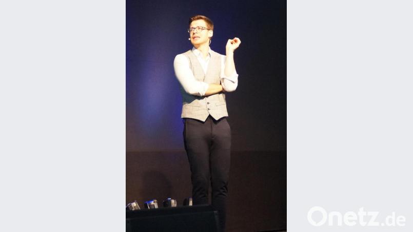 Kabarettist Martin Frank erwies sich als Entertainer erster Güte und gönnte dem Oberviechtacher Publikum kaum Verschnaufpausen. Bild: weu