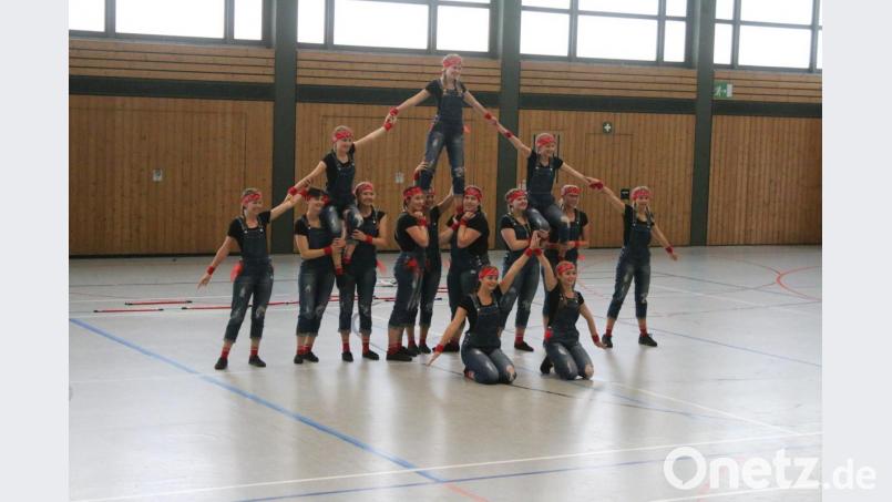 Die Pyramide der Diamond Dancers zu dem Best of Boybands war ein letztes Mal zu sehen. Bild: sne