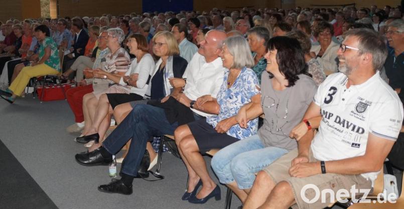 Einen Gag nach dem anderen feuerte Martin Frank. Dem Publikum gefiel’s. Sogar zum Mitschunkeln konnte er es animieren. Bild: weu